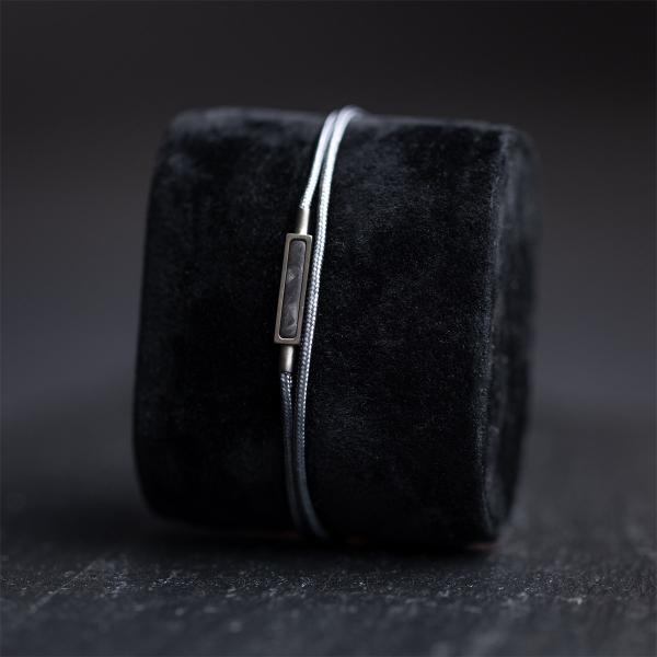 1,5 mm graues Nylonarmband mit einem Kohlefaserelement - Talis Grey Black